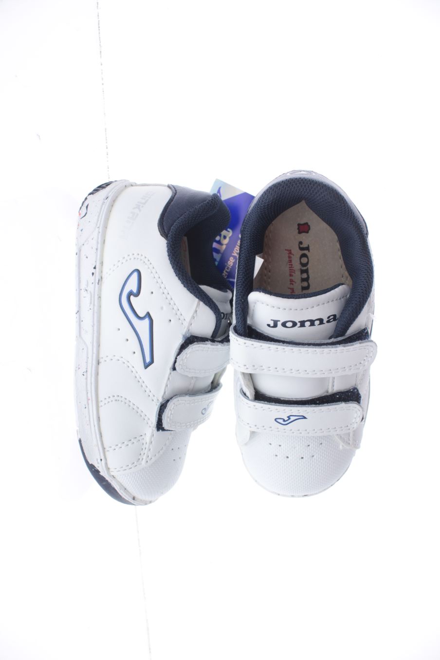 Chaussures de sport Joma de la taille 24 avec une étiquette
