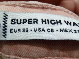 Jeans Stradivarius de la taille 38, de couleur rose de denim