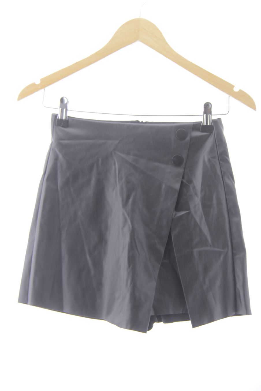 Pantaloni corti de Stradivarius de la talla 32, de color nero