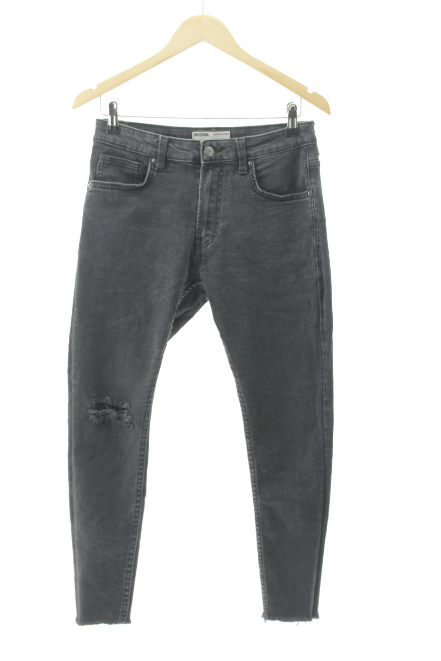Jeans de Bershka de la talla 38, de color nero