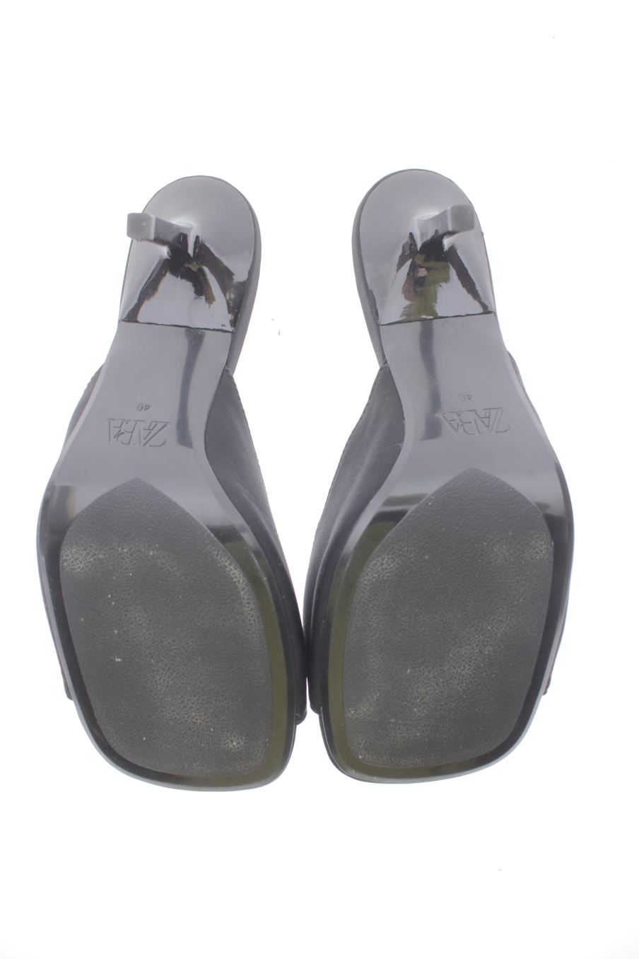 Sandalias tacon de Zara de la talla 40, de color negro de
