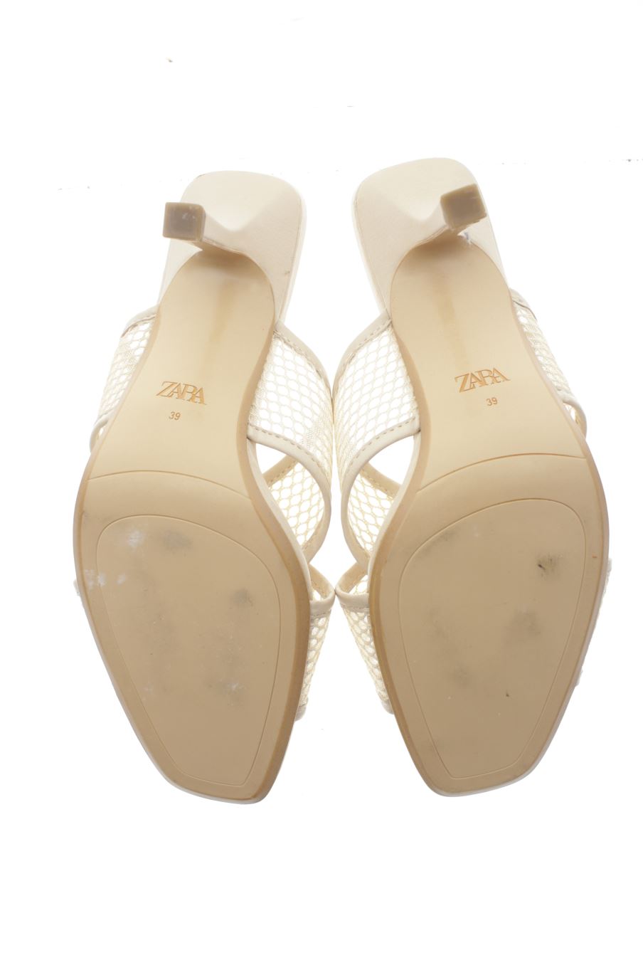 Sandalias tacon de Zara de la talla 39, de color beige de