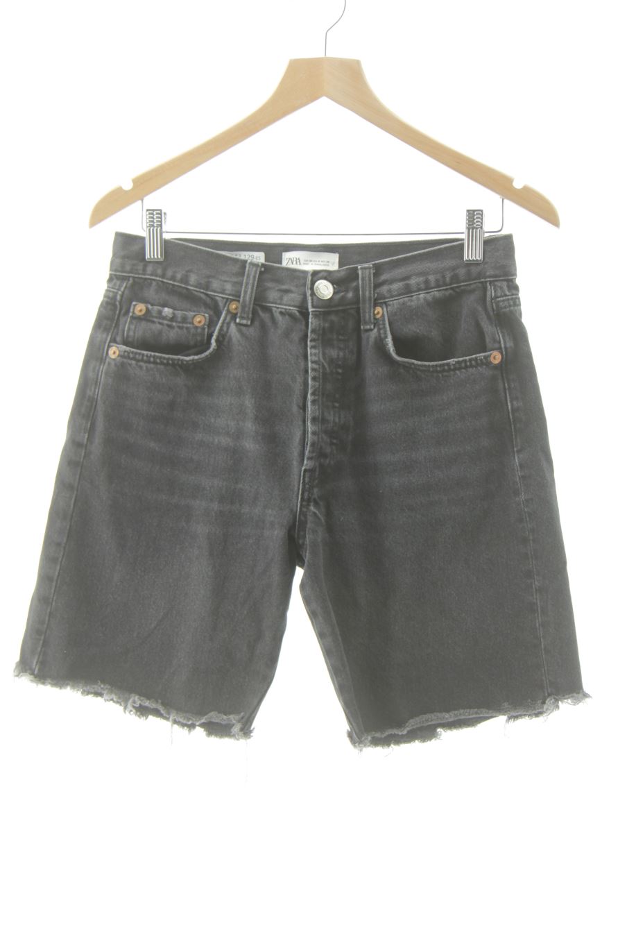 Pantalón corto de Zara de la talla 38, de color negro