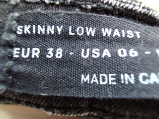 Jeans Stradivarius de la taille 36, de couleur noir de denim