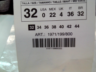 Pantalón de Zara de la talla 32, de color negro