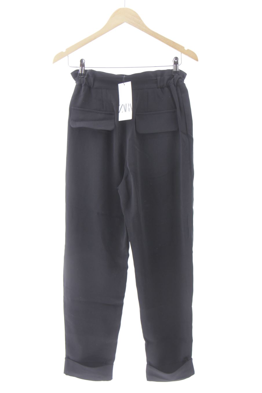 Pantalón de Zara de la talla 32, de color negro