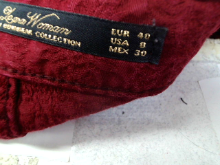 Pantalon Zara de la taille 40, de couleur rouge