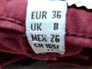 Vaquero de Cortefiel de la talla 36, de color burdeos de ropa vaquera