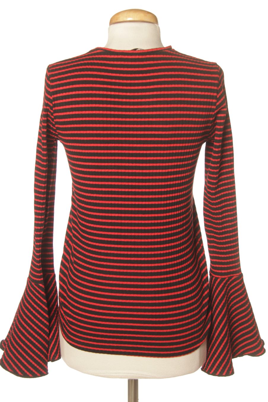 T-shirt à manches longues trf (ZARA) de la taille M, de couleur rayures