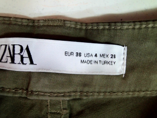 Pantalón de Zara de la talla 36, de color verde de ropa vaquera