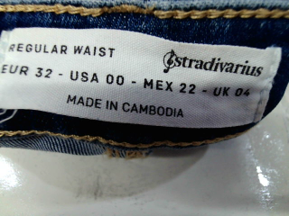 Vaqueros de Stradivarius de la talla 32, de color azul de ropa vaquera