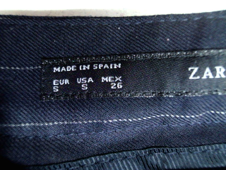 Pantalon Zara de la taille S, de couleur bleu marine