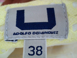 Falda de U (by Adolfo Dominguez) de la talla 38, de color amarillo
