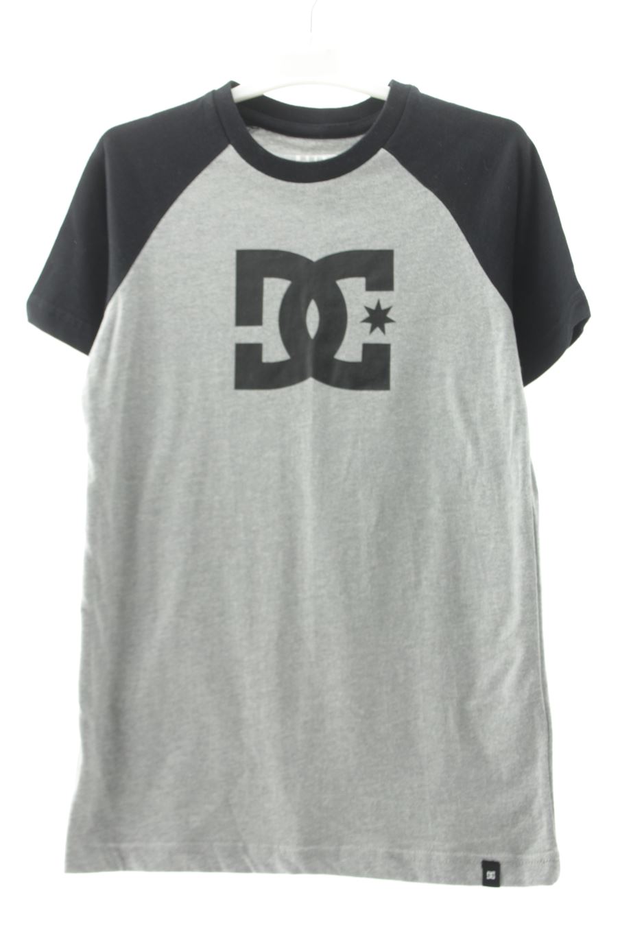 T-shirt DC de la taille 12 ans avec une étiquette