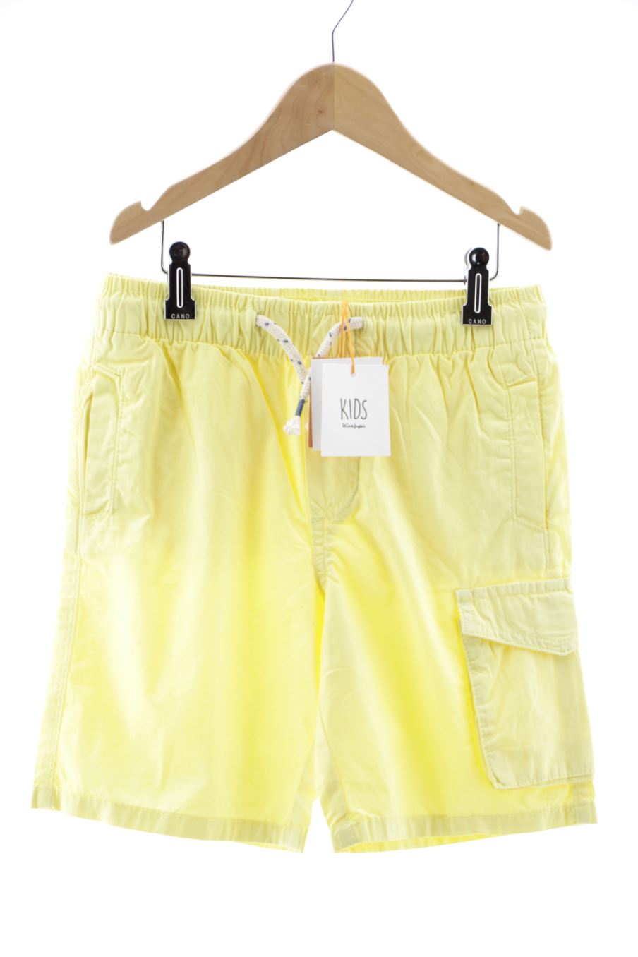 Short Kids de la taille 8 ans avec une étiquette