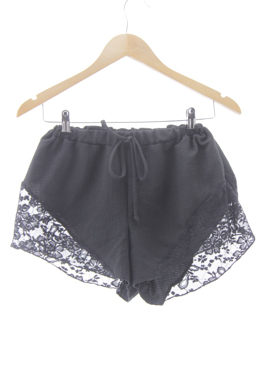 Shorts FASHIONNOVA de la taille XS, de couleur noir