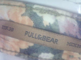 Jeans Pull & Bear de la taille 38, de couleur fleurs de denim