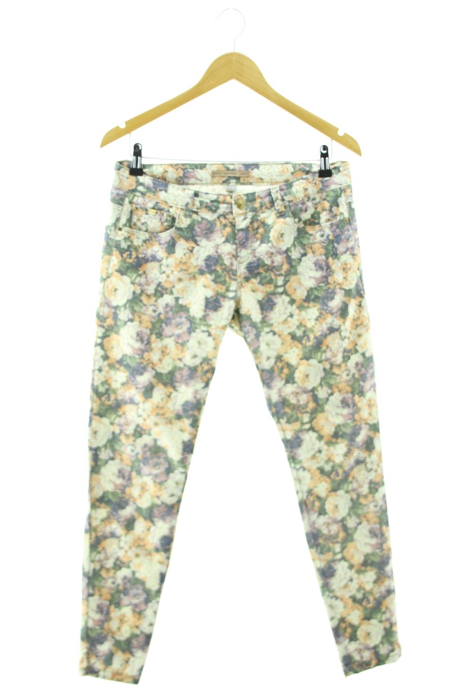 Jeans Pull & Bear de la taille 38, de couleur fleurs de denim