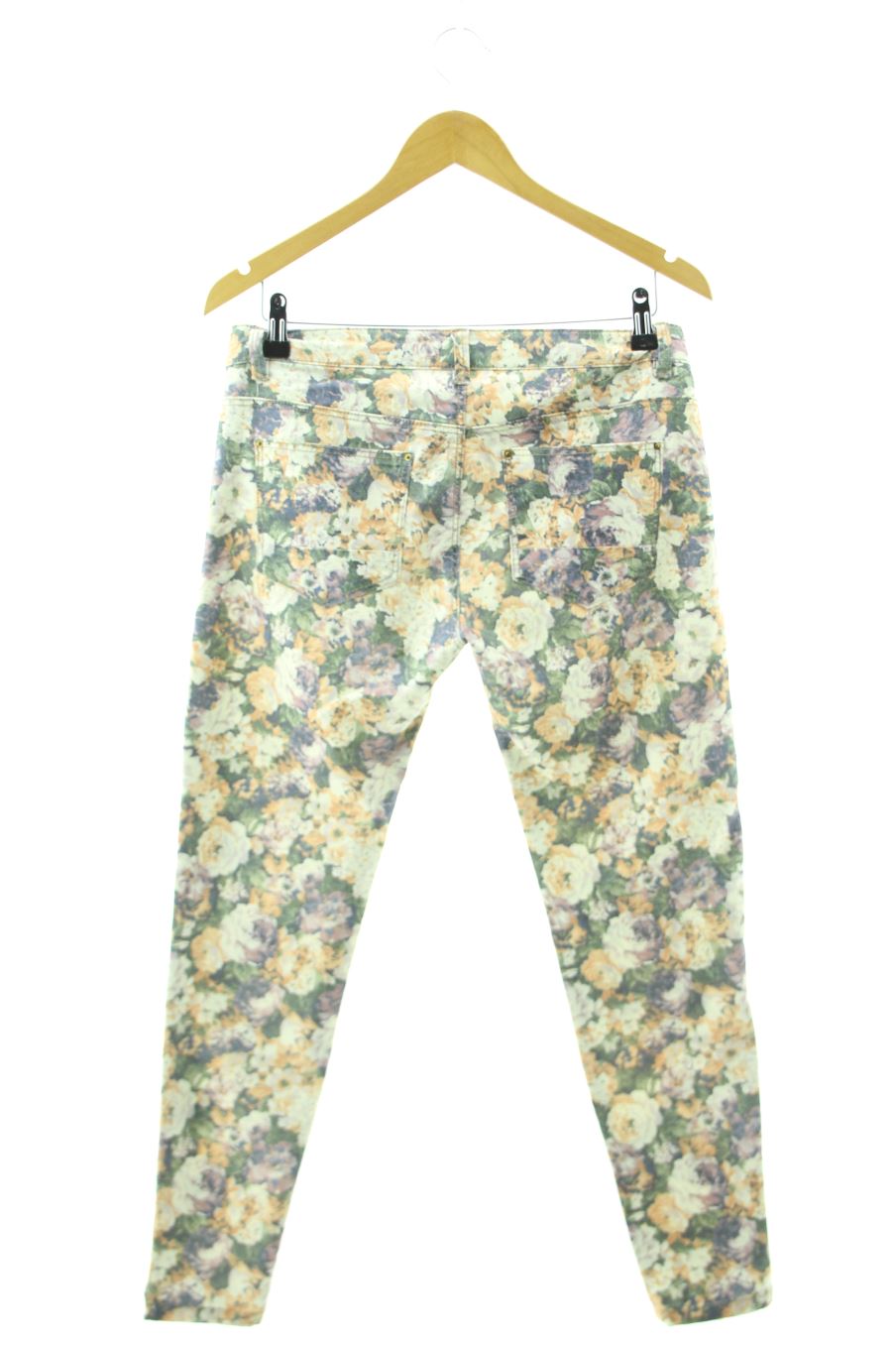 Jeans Pull & Bear de la taille 38, de couleur fleurs de denim