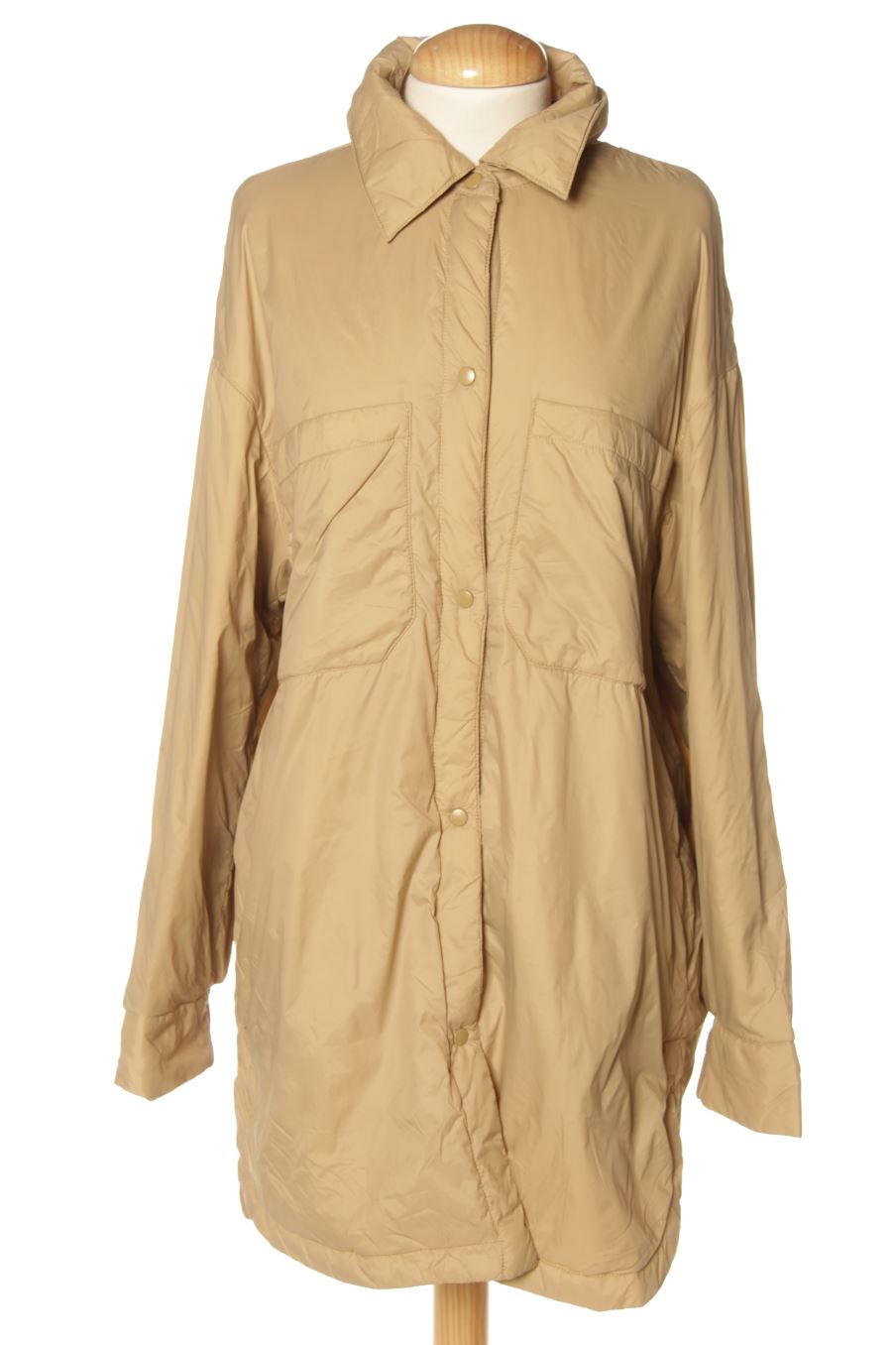Cazadora de Zara de la talla XS, de color beige