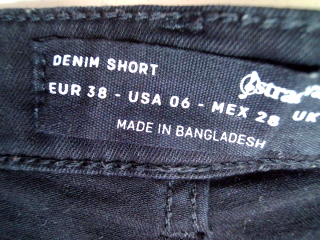 Pantalón corto de Stradivarius de la talla 38, de color negro de ropa vaquera