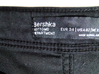 Jeans Bershka de la taille 34, de couleur noir de denim
