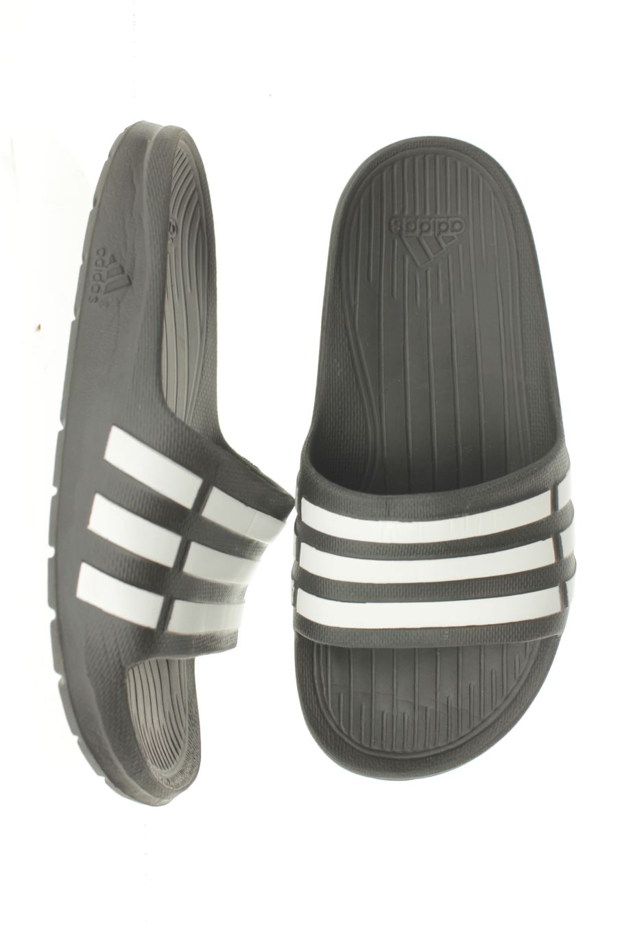 Tong Adidas de la taille 31 avec une étiquette