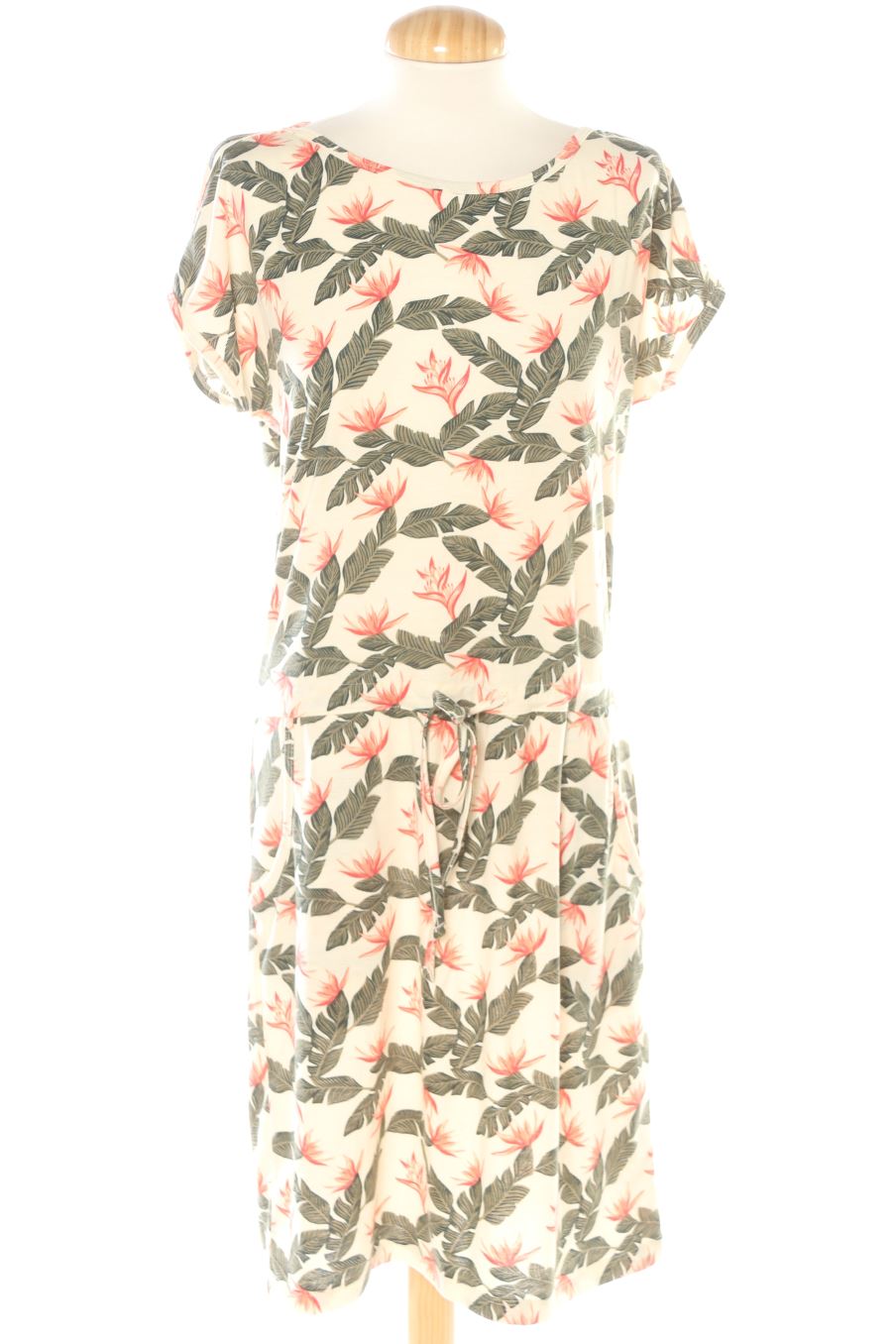 Robe casual Tessentials de la taille M, de couleur fleurs