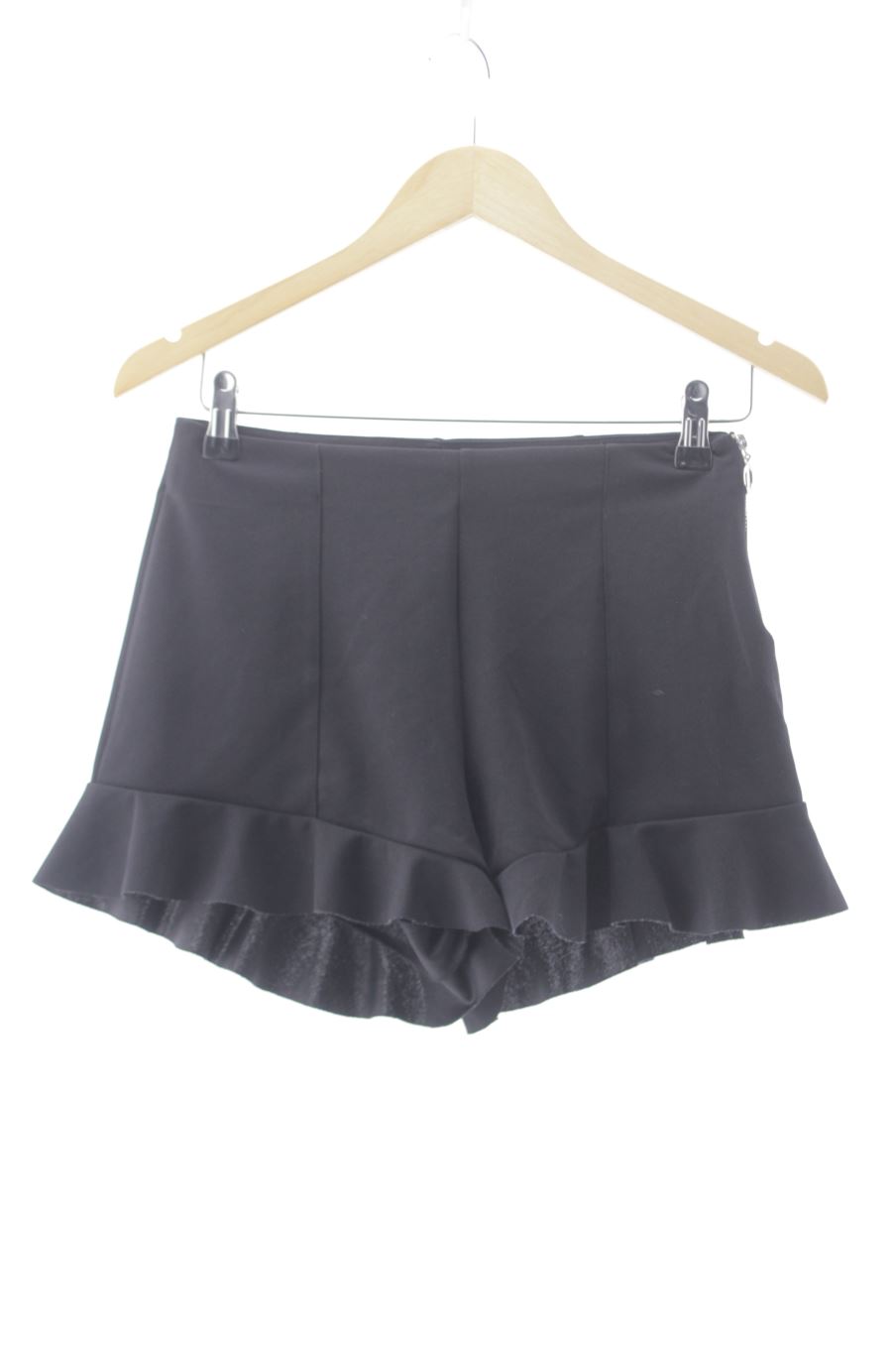 Pantalón corto de Bershka de la talla 36, de color negro