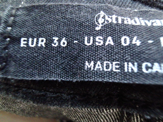 Jeans Stradivarius de la taille 36, de couleur fleurs de denim