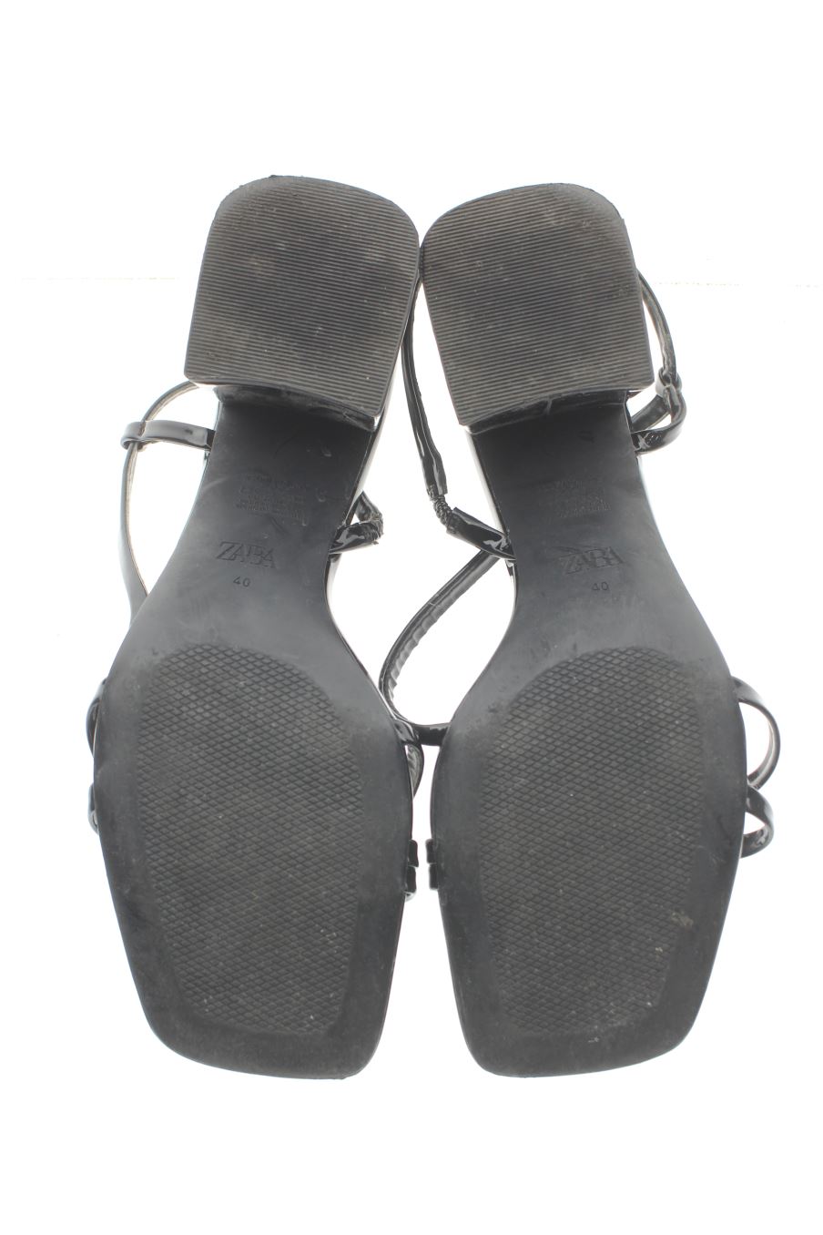 Sandalias tacon de Zara de la talla 40, de color negro de