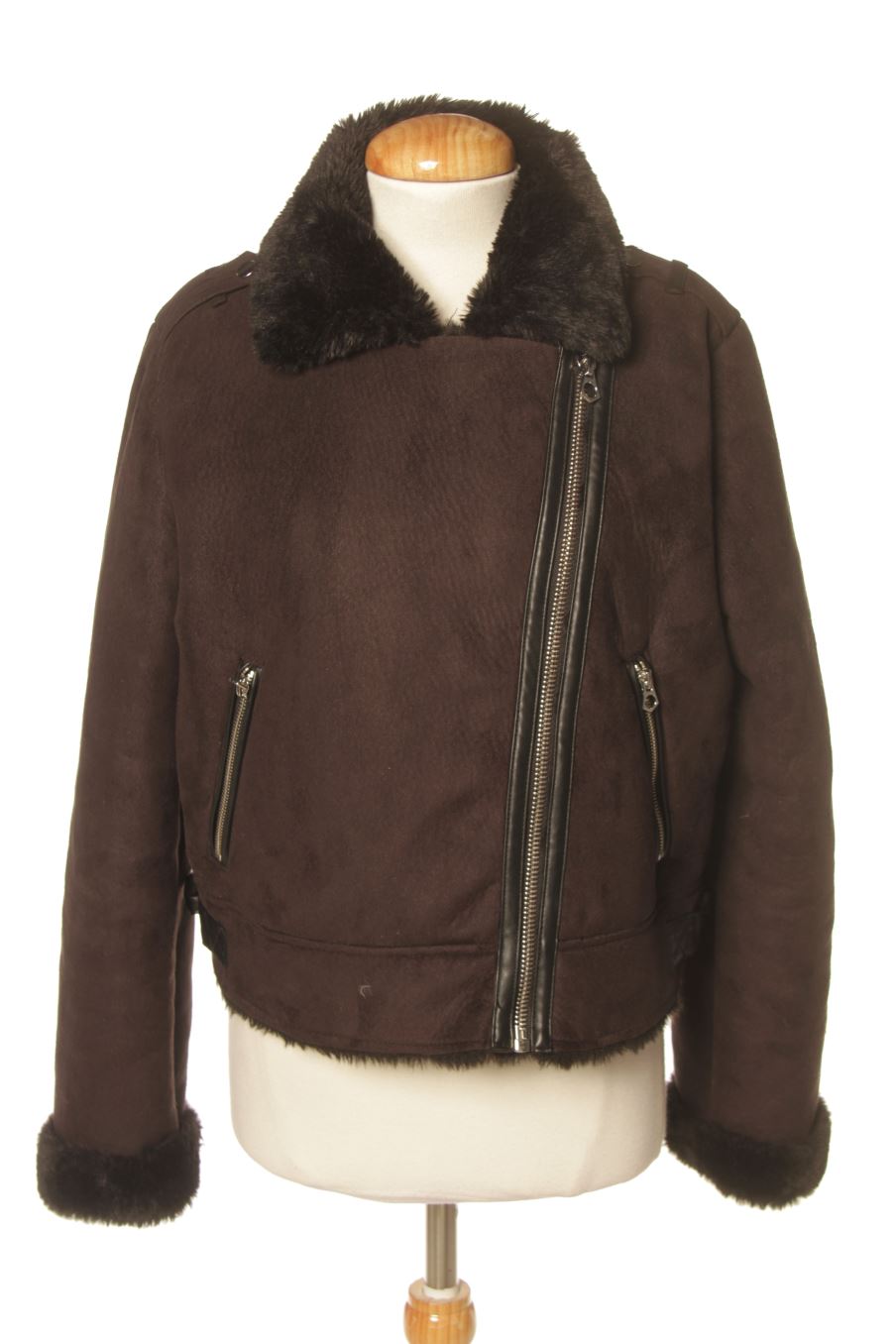 Blouson Stradivarius de la taille M, de couleur noir