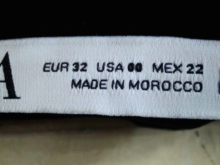 Pantalon Zara de la taille 32, de couleur noir