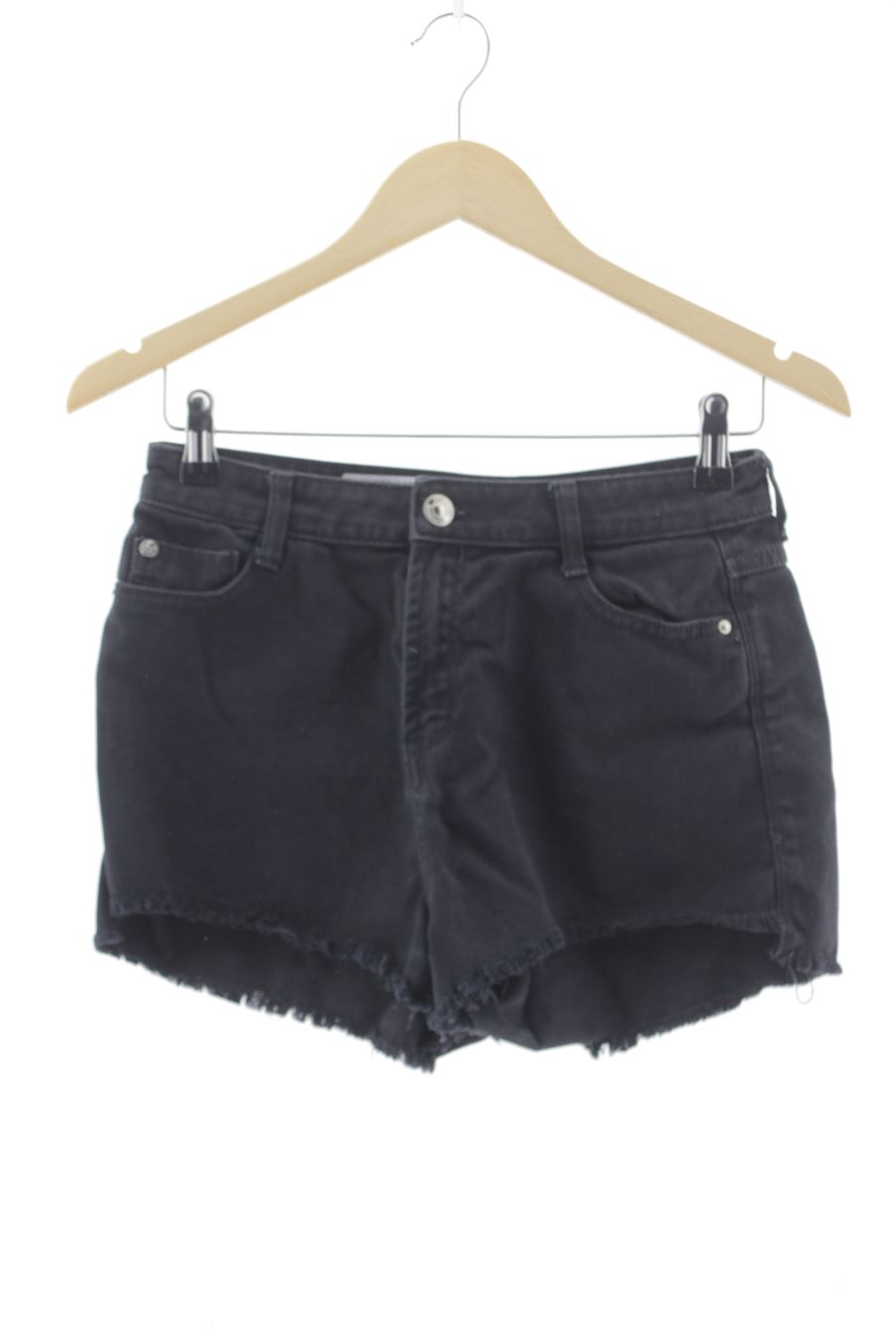 Pantalón corto de Stradivarius de la talla 36, de color negro de ropa vaquera