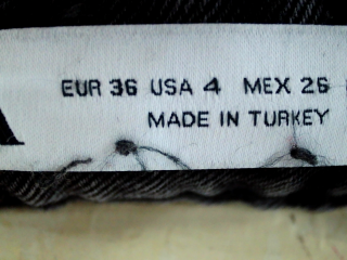Jeans Zara de la taille 36, de couleur doré de denim