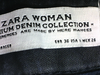 Jeans Zara de la taille 36, de couleur bleu marine