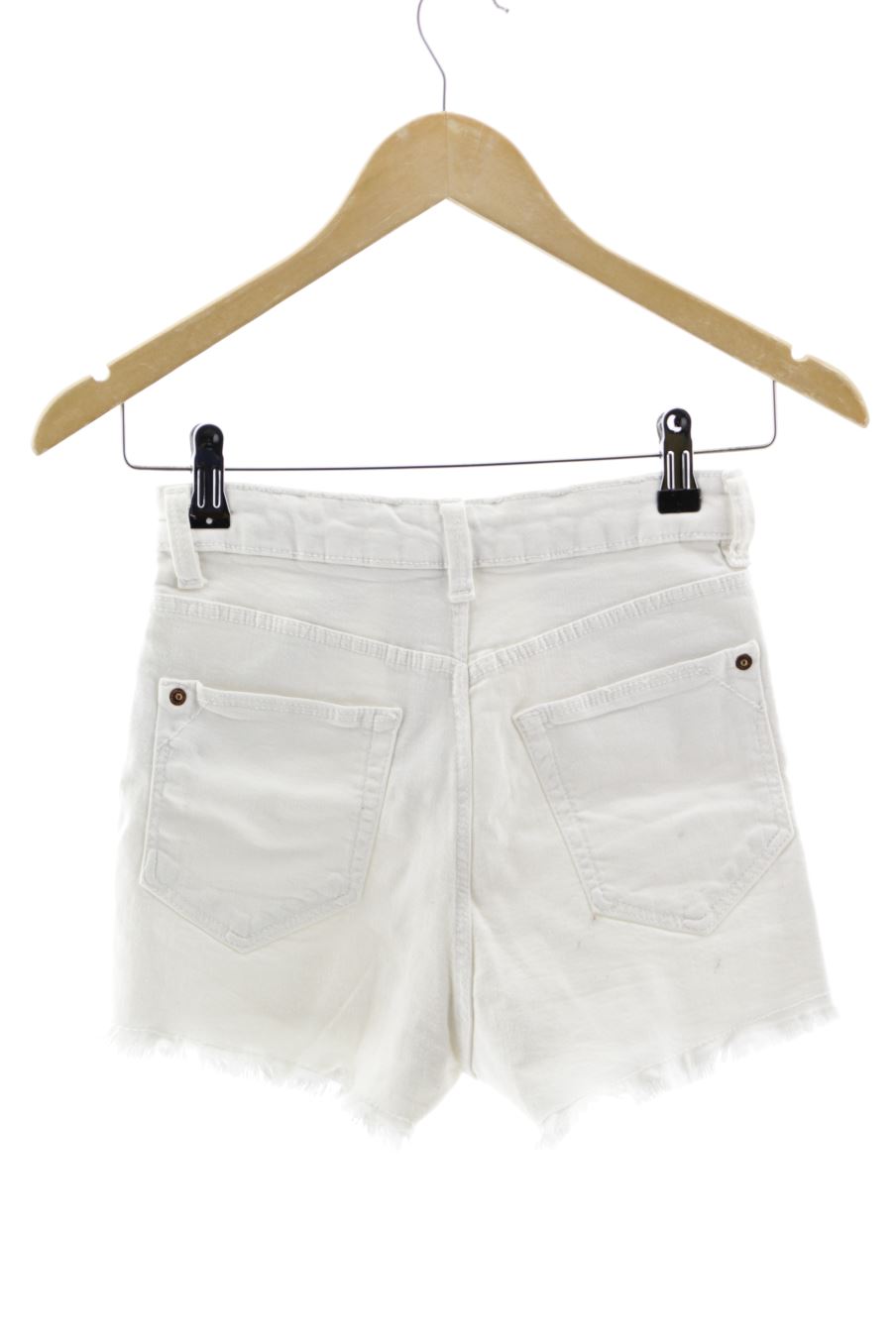 Pantalones cortos de Bershka de la talla 34, de color blanco de ropa vaquera