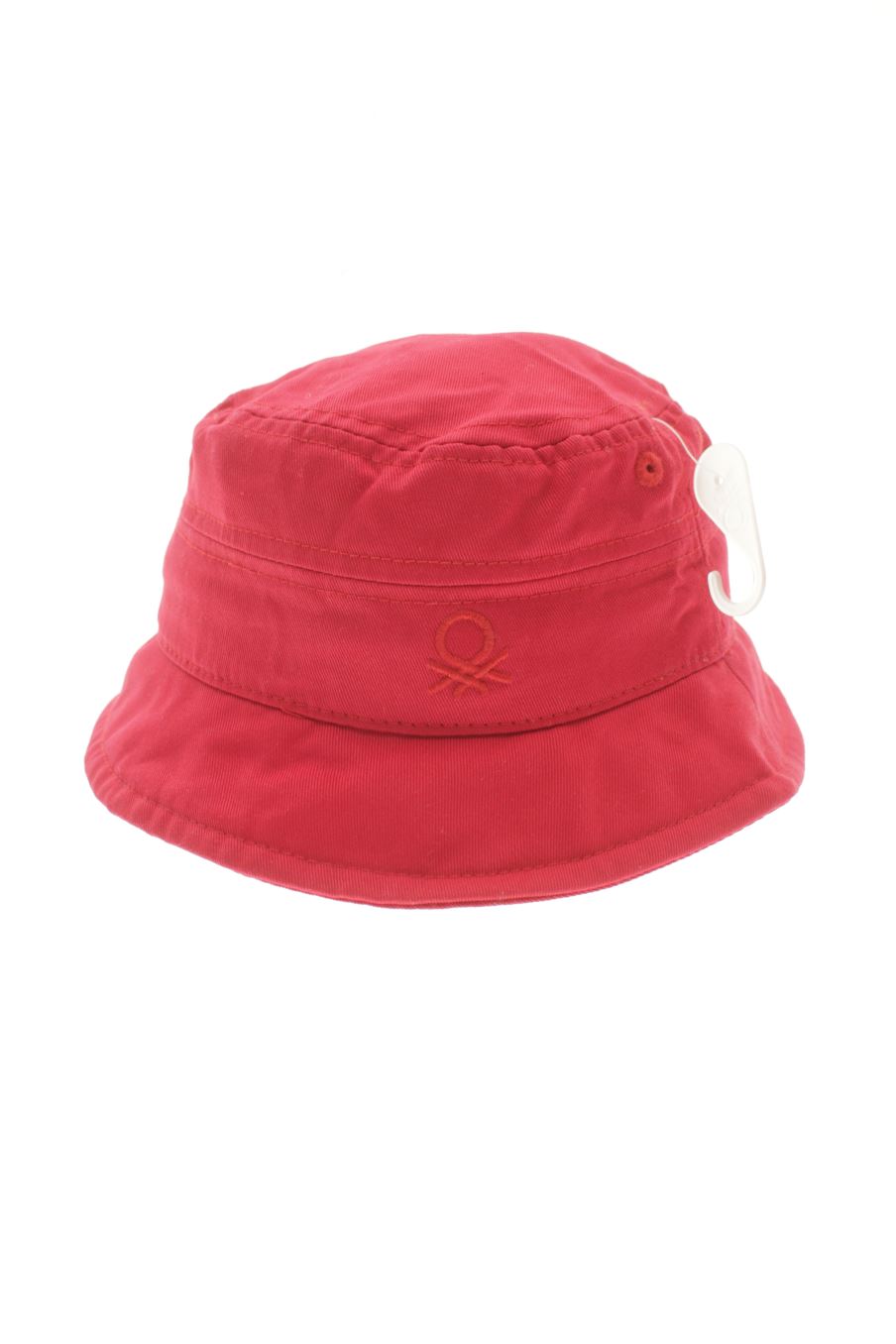 Bonnet Benetton de la taille 46 cms avec une étiquette