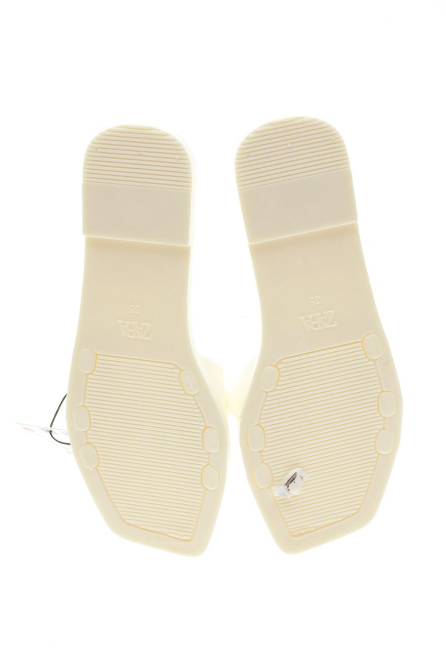 Sandalias planas de Zara de la talla 35, de color beige de