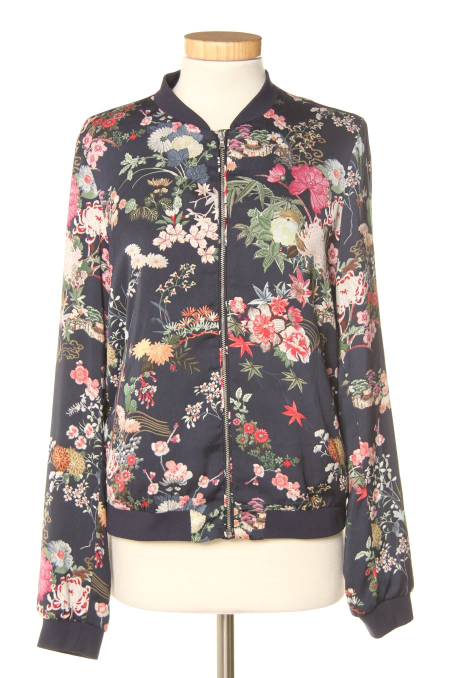 Cazadora de Trf (ZARA) de la talla S, de color flores