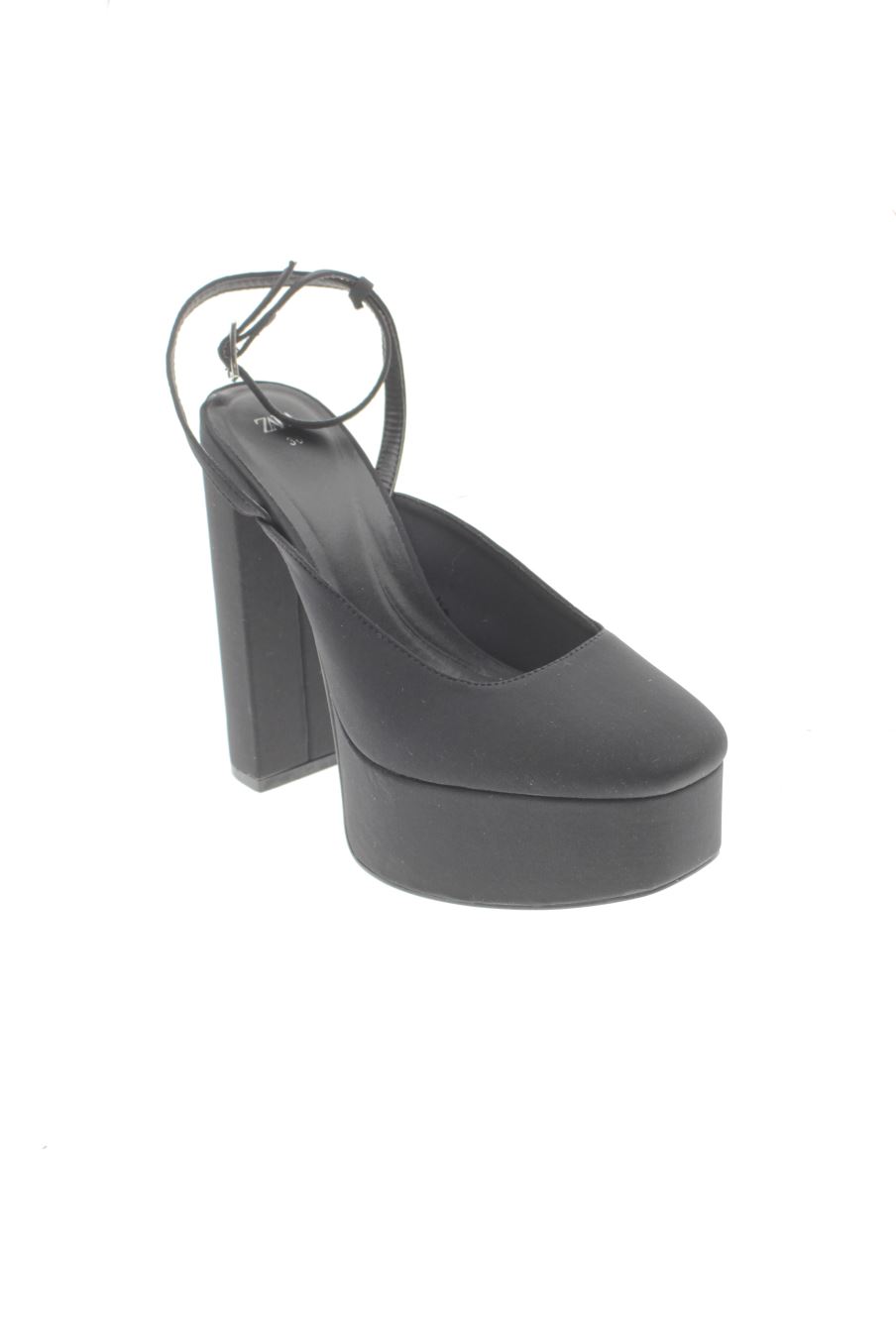 Zapatos de tacon de Zara de la talla 36, de color negro de
