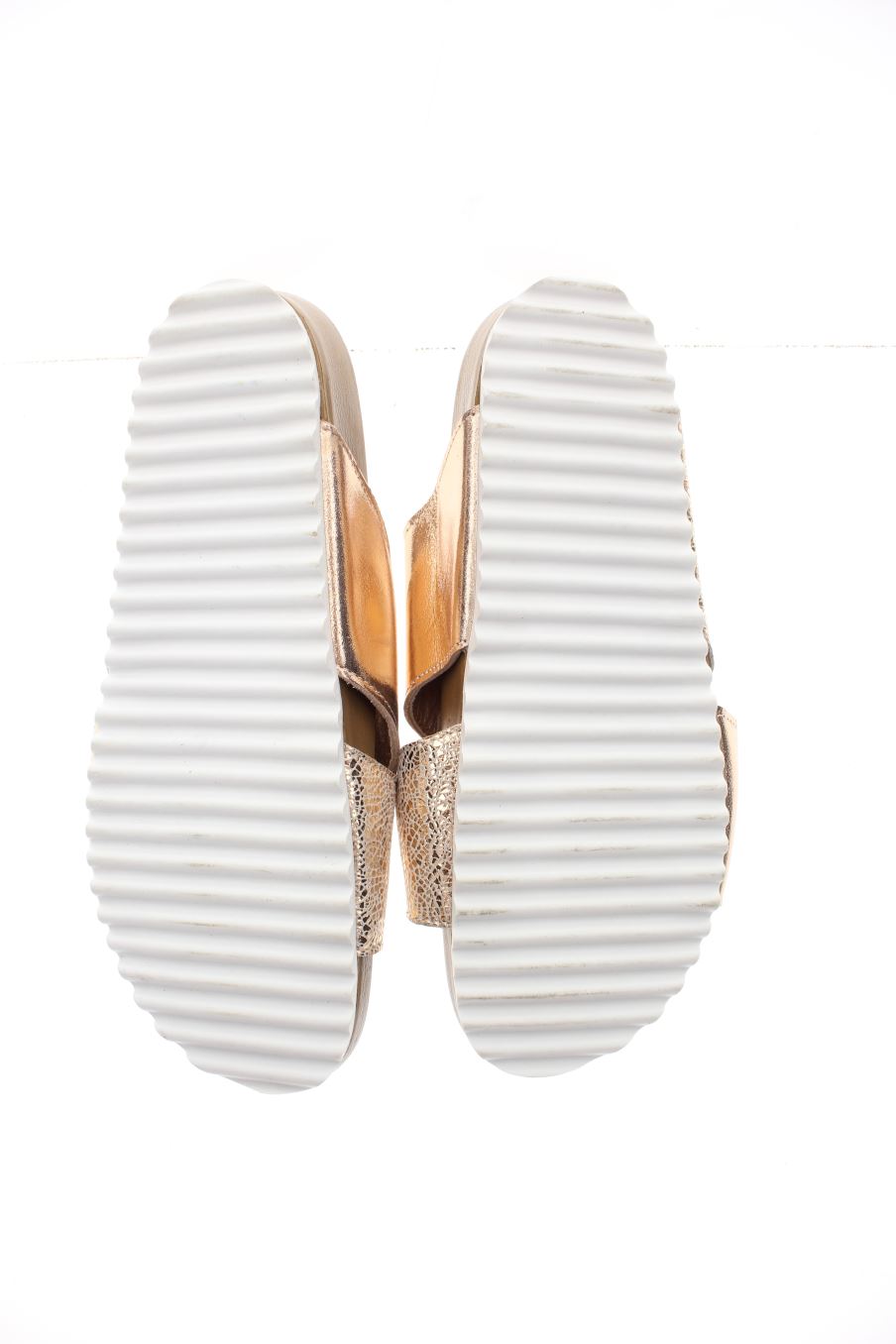 Sandalias planas de Pedro Torres de la talla 39, de color dorado de