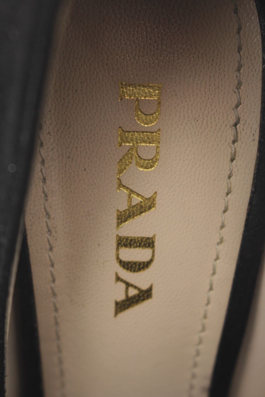 Zapatos de tacon de Prada de la talla 37, de color negro de