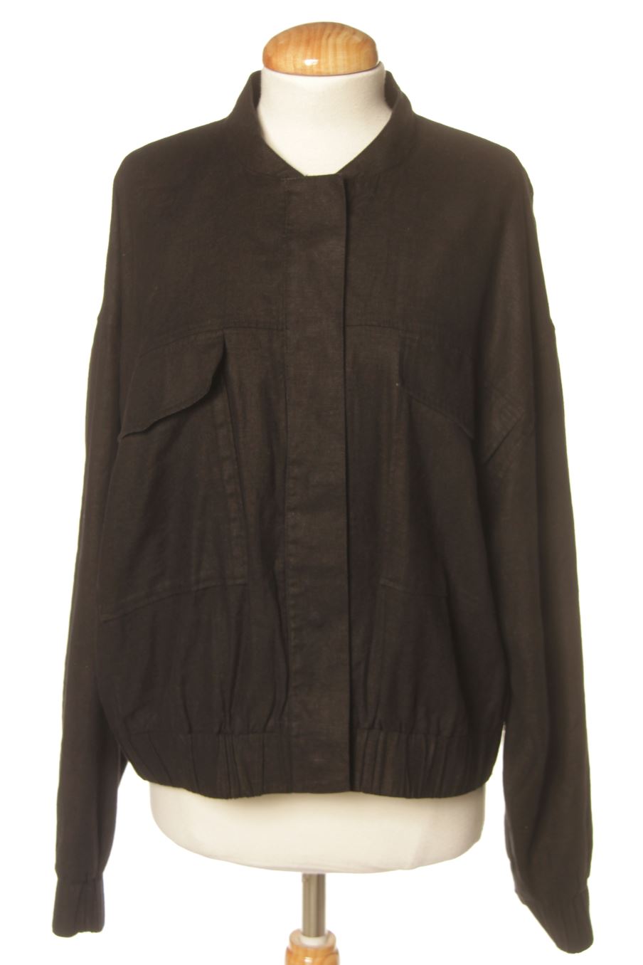 Cazadora de F&F de la talla 42, de color negro