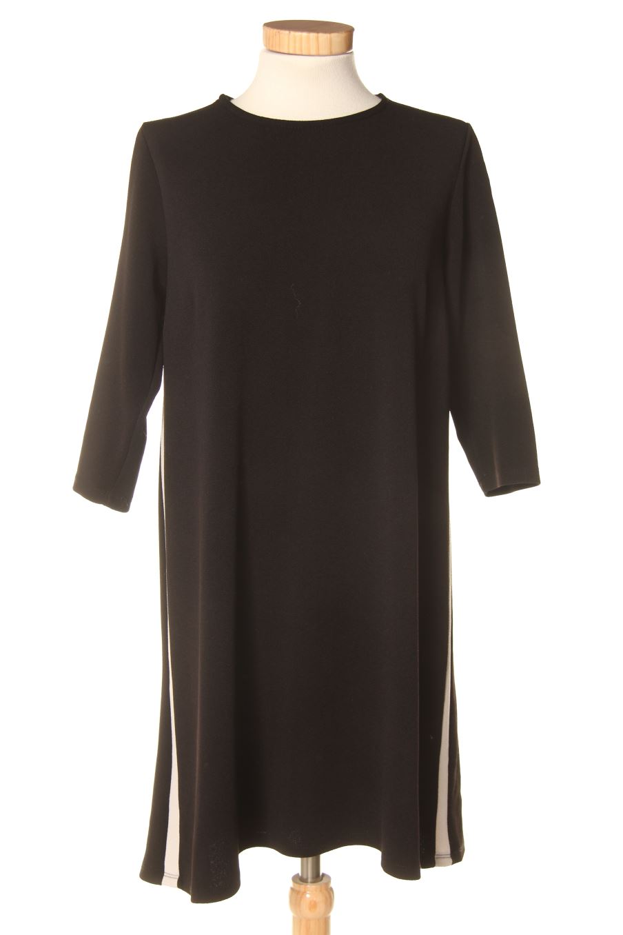 Robe casual Stradivarius de la taille M, de couleur noir