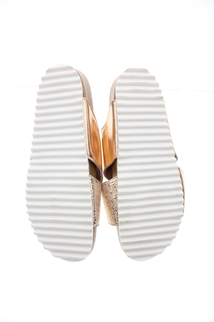 Sandalias planas de Pedro Torres de la talla 37, de color dorado de
