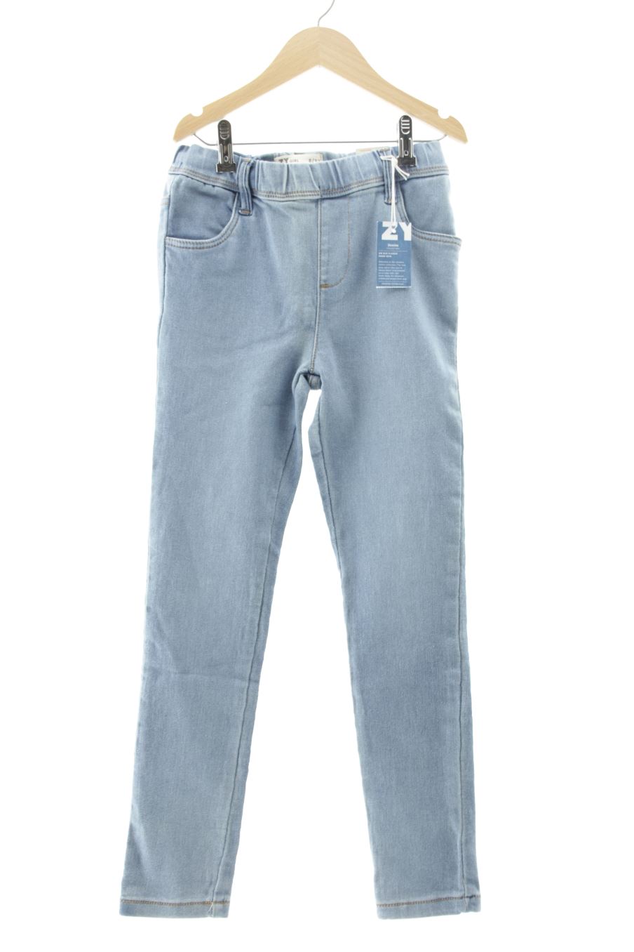 Jeans ZY de la taille 8 ans avec une étiquette