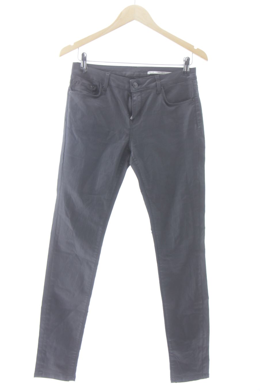 Vaquero de Zara de la talla 36, de color negro de ropa vaquera