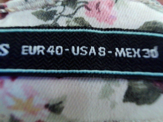 Jeans Stradivarius de la taille 40, de couleur fleurs de denim