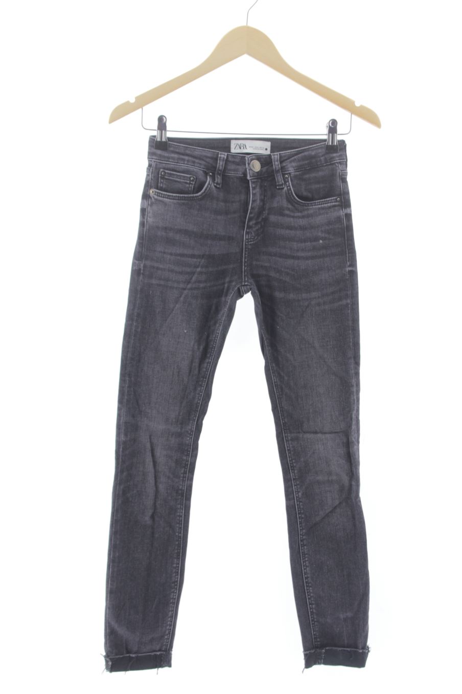 Vaquero de Zara de la talla 34, de color negro de ropa vaquera